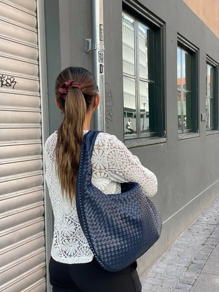 Oversized Woven Bag dark brown image 7 