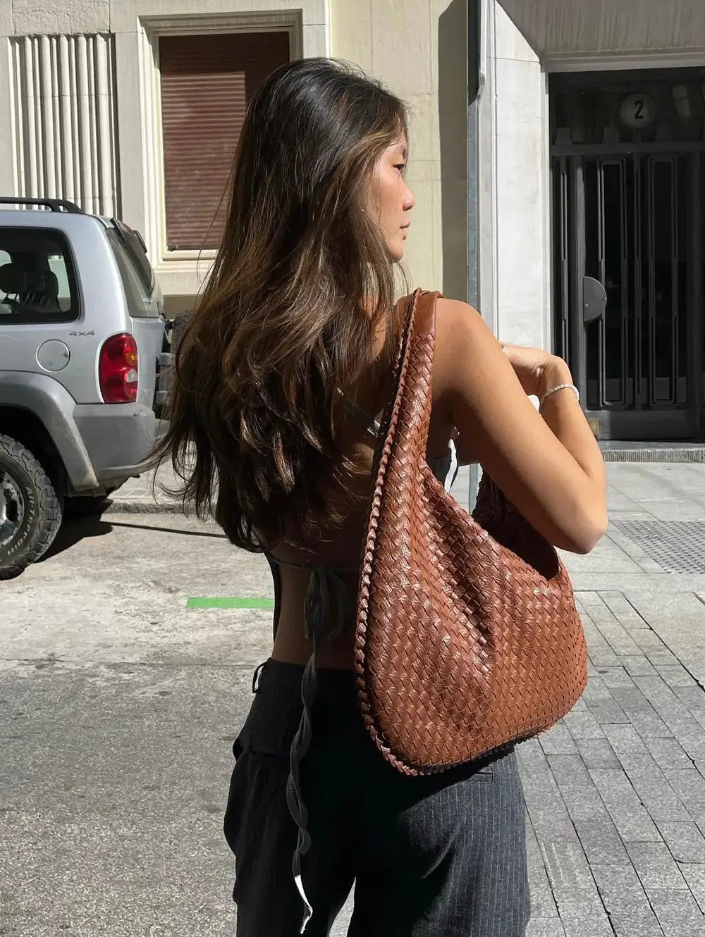 Oversized Woven Bag dark brown image 3 