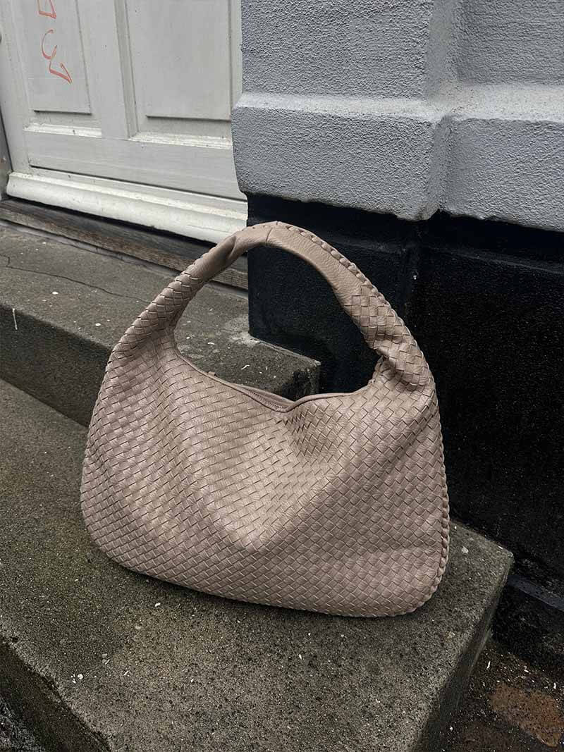 Oversized Woven Bag dark brown image 9 