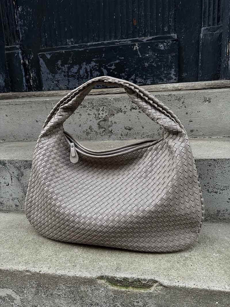 Oversized Woven Bag dark brown image 18 