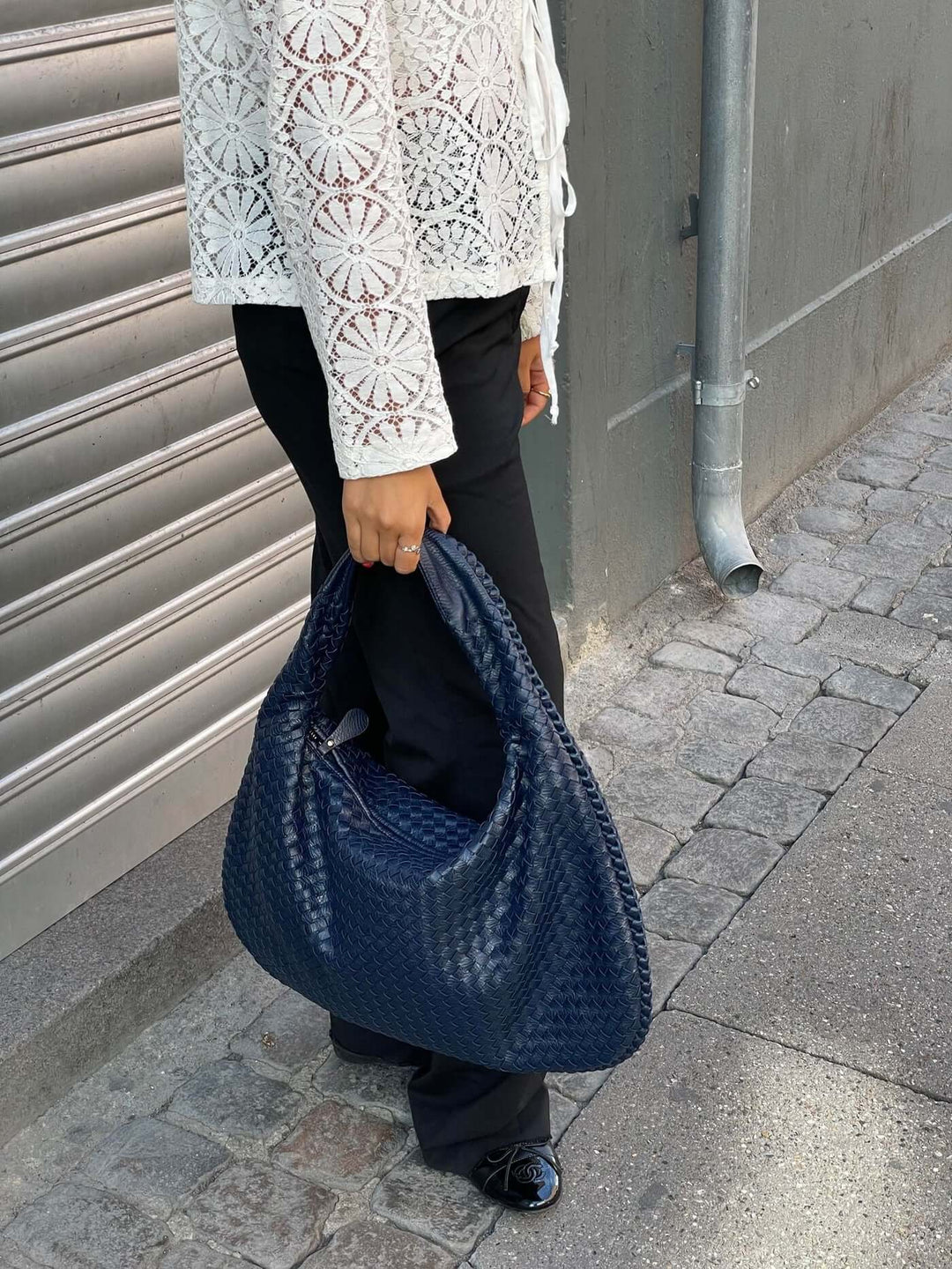 Oversized Woven Bag dark brown image 19 