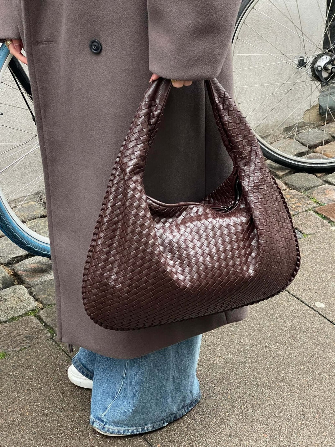 Oversized Woven Bag dark brown image 13 